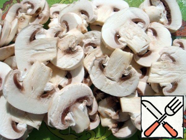 Cut the mushrooms into plates.