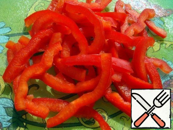 Bulgarian pepper cut into quarter-rings.