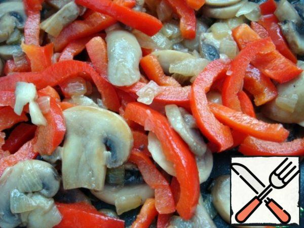 Add to frying, remove from heat, cover and leave for half an hour. During this time, the pepper softens slightly, but will retain its flavor.