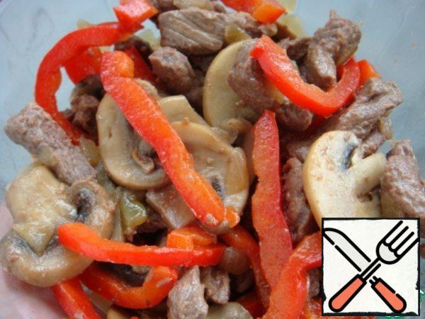 Combine the meat with vegetables, season with two tablespoons of soy sauce, salt, two tablespoons of olive oil, mix and put it in the refrigerator for at least an hour for impregnation. You can leave it overnight.
