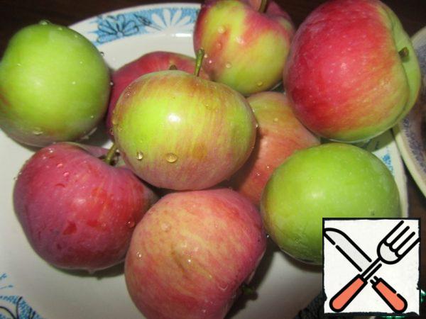 Wash the apples, cut into slices and remove the core.