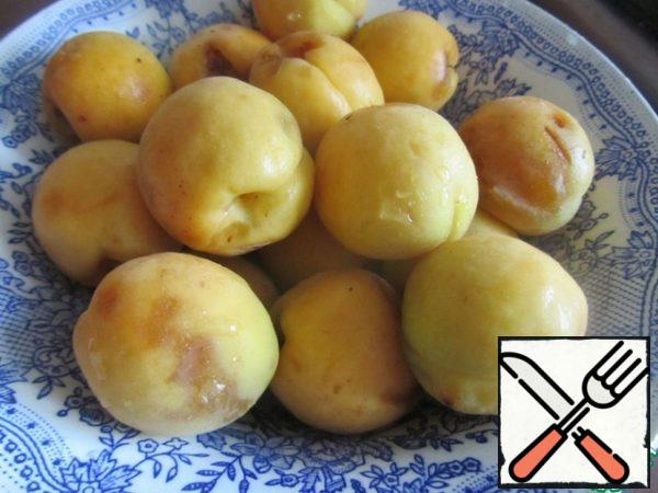 Wash the apricots and remove the seeds.