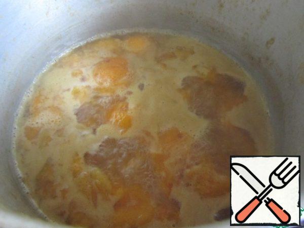 Fold the apricots in a saucepan and pour the Apple juice. Add water and bring to a boil. Simmer for 5 minutes.