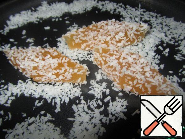 Roll the jelly beans in coconut flakes and place on a plate. Ready marmalade to store in refrigerator. Bon appetit.