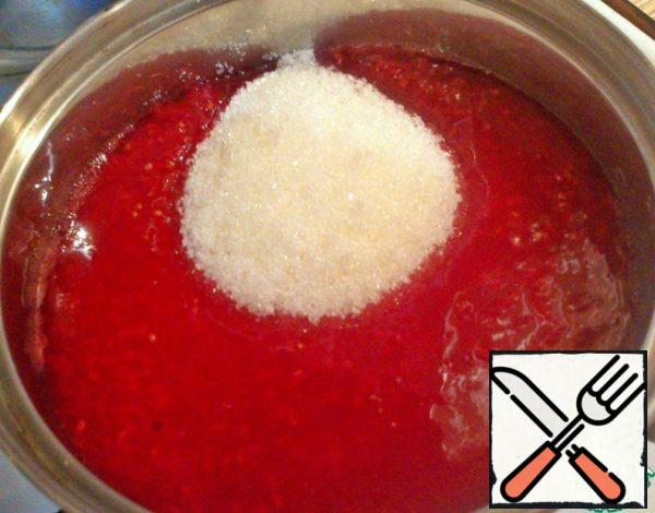 Pour the freshly squeezed currant juice into the pan, add sugar and cook over medium heat until the liquid is boiled twice (~ 30-40 minutes).
