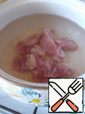 Meat pour in 3.5 litres of cold water, bring to boil, remove the foam, cook for 40 minutes.