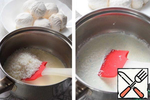 In a saucepan pour 250 ml of cream, bring over low heat to a boil and add the coconut flakes. Mix well and remove to cool to room temperature.
