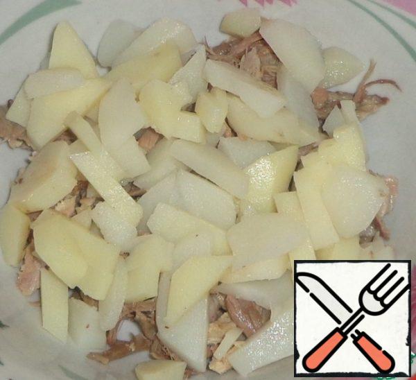 Boil potatoes, cool and peel. Cut the potatoes into small pieces. Add potatoes to the meat.