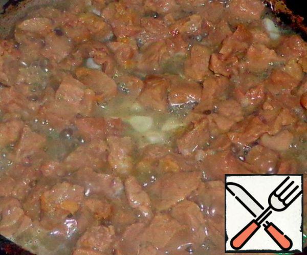 Meat slice and put in sauce pan with water, add to taste soy sauce.
Slice the garlic and add to the meat. Simmer under a closed lid until ready.