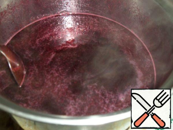 In a saucepan with berry puree add sugar. Boil. Cook on low heat for 10-15 minutes. Add the gelatin. Bring to a boil and remove from heat.