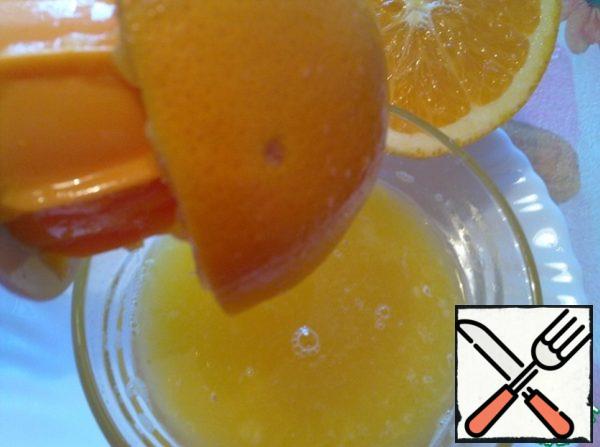 Squeeze the juice out of the oranges.
