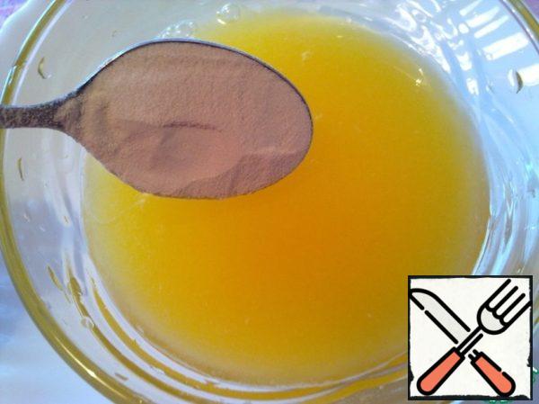 Add agar-agar to 150 ml of freshly squeezed orange juice and leave for half an hour.
