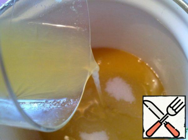 The remaining fresh juice is poured into sugar, put on fire and bring to a boil.