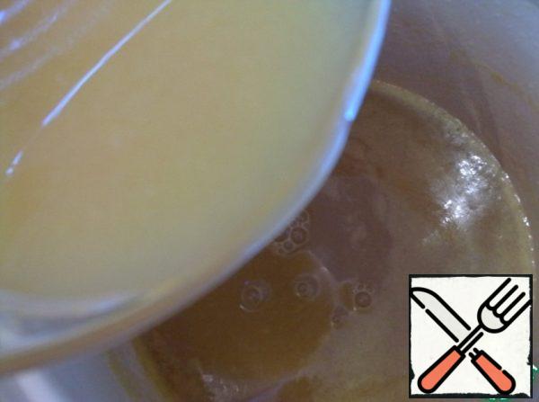 Slowly pour the juice with the swollen agar-agar into the boiled syrup, stirring continuously, and cook for a few minutes (5-7) after boiling. Turn off the heat and leave for 10 minutes.