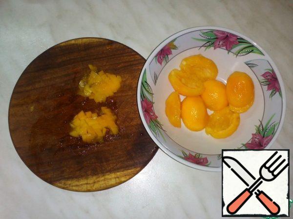 We prepare berries.
Wash the berries. Peel the apricots and finely chop them.
