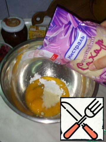 Separate the yolks from the whites and pour into a metal bowl. Add sugar, vanilla sugar and orange juice. Beat in a hot water bath (whisk for about 5 minutes).