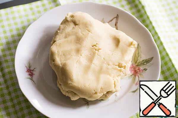 Roll the dough into a ball and place in the refrigerator for 20-30 minutes.