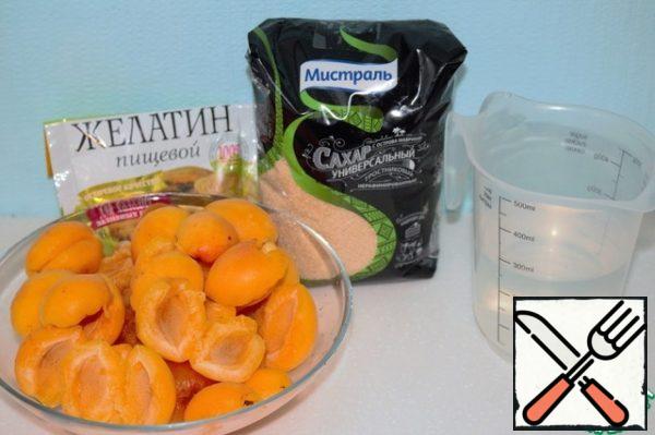 Prepare the ingredients. Apricots well washed, divided into halves and remove pits. Dissolve gelatin in 100 ml of water and leave to swell.