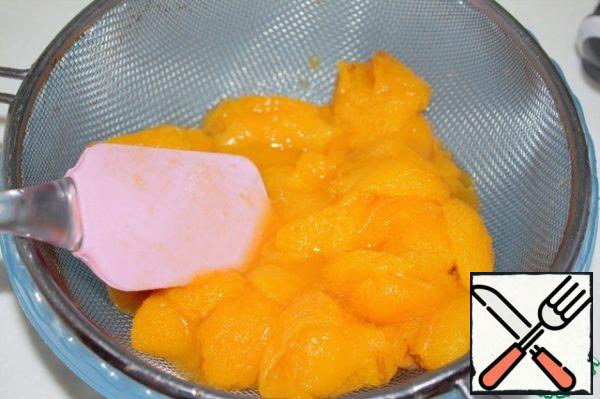 Pour the apricots into a saucepan, pour 100 ml of water and cook on low heat until soft. Softened apricots RUB through a sieve.