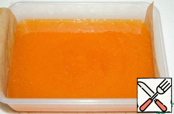 The bottom of the form for marmalade lay parchment paper and pour the marmalade mass. Put it in the fridge overnight.