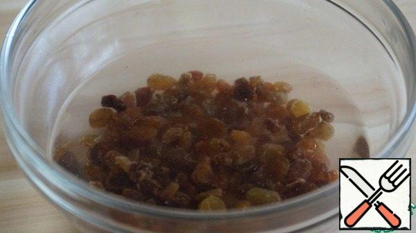 Soak the raisins in hot water for 10 minutes.
