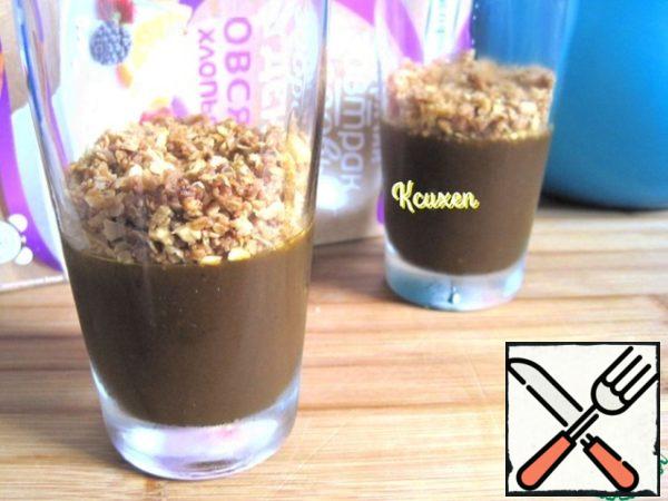 The cooled syrup is poured into three glasses or creams, put in the refrigerator for 2-3 hours before solidification. On top of hardened jello and pour a layer of sugared cereals.