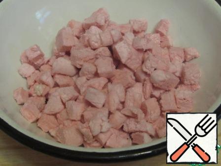 Marshmallow chop into small pieces. I used pink marshmallows, but you can white, white and pink, but not chocolate because the presence of excess chocolate in the dough violates the proportion of dry and wet ingredients.