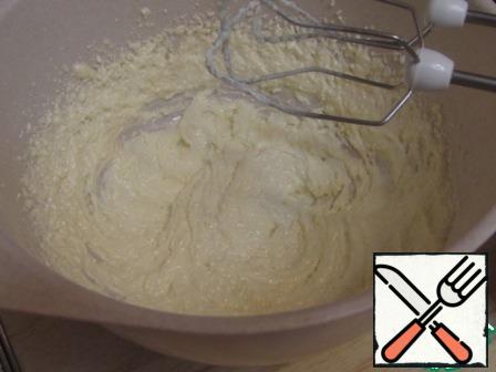 Prepare the dough for the pie. Beat butter at room temperature with sugar using a mixer for 5 minutes.