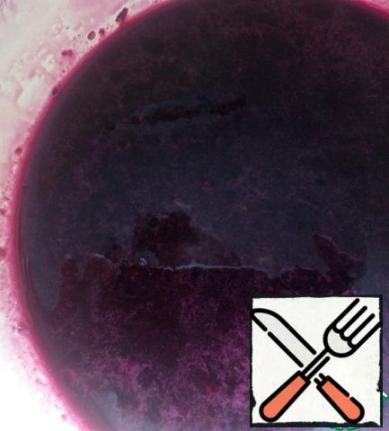 Blueberries (if frozen) defrost and mash in a puree blender| fork. Strain of the skin through the towel. Measure out 280 ml.