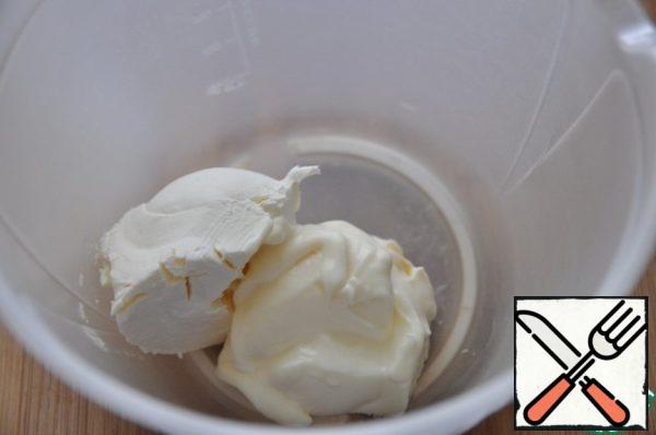 We take curd cheese and any fruit yogurt, I have pear with vanilla.
Beat with a mixer in a homogeneous mass.