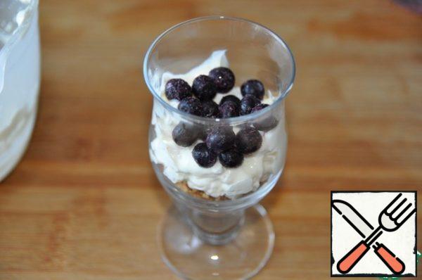 Add blueberries, I have ice cream. Next, put the remaining curd cream, caramelized flakes and garnish with blueberries.
Dessert is cooled and served to the table.
Enjoy your meal!