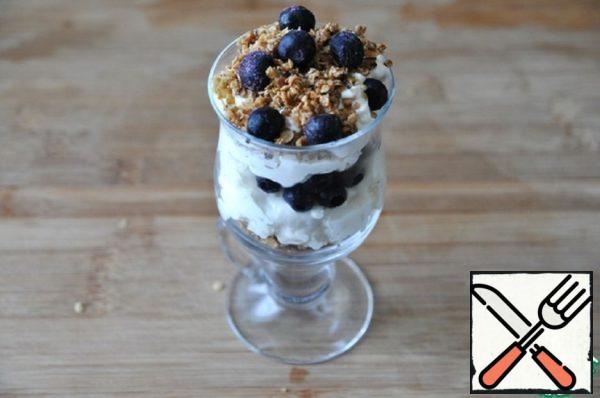 Parfait with Blueberries and Caramelized Flakes Recipe