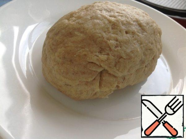 Sift two types of flour, add salt and rosemary. Mix the oil and boiling water.
Gradually adding flour to the water, knead the soft dough. If the dough turns sticky, you can add wheat flour! Leave the dough to stand for 15-30 minutes.
