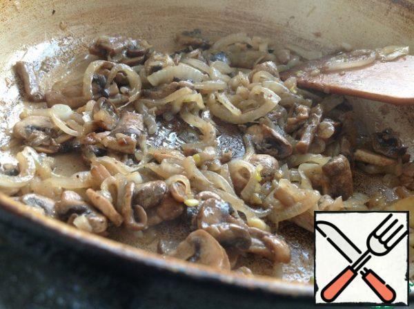 For the filling. Cut mushrooms into slices, onions into half rings. Fry the onion until golden brown, add the mushrooms, fry for 5 minutes, stirring constantly.
