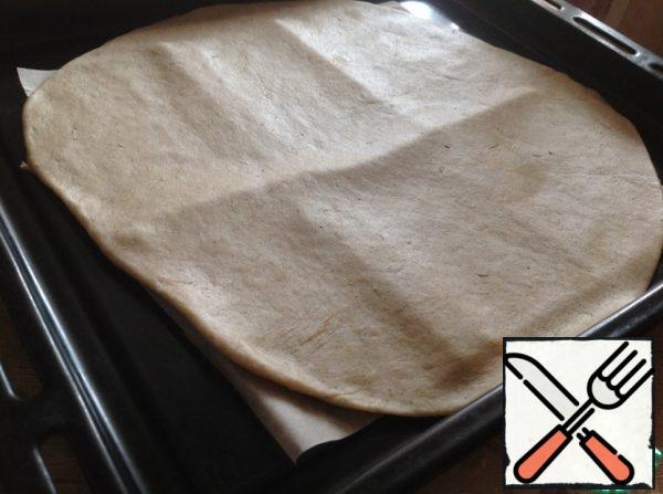 Roll out the dough very thinly on a work surface sprinkled with flour. Then carefully transfer to a baking sheet covered with baking paper.
From this amount of dough, make one large or two medium-sized biscuits!!!