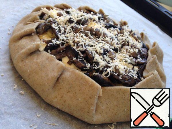 The last layer of mushroom, sprinkle with cheese. The edges of the dough wrap inside. Bake for 35-45 minutes at 180 degrees.