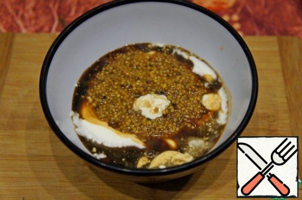 Mix in a bowl of sour cream, soy sauce and mustard.