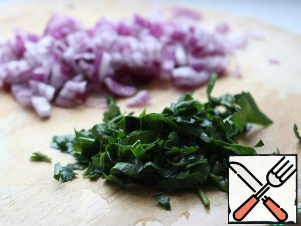 Peel the onion and finely chop, chop the parsley.
