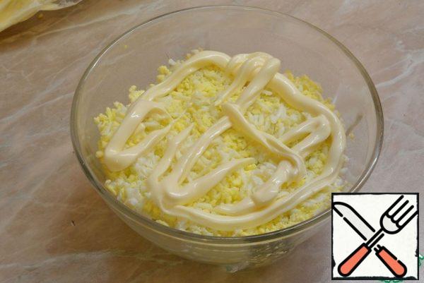 Lay out the third layer by layer. To apply a mesh of mayonnaise.
