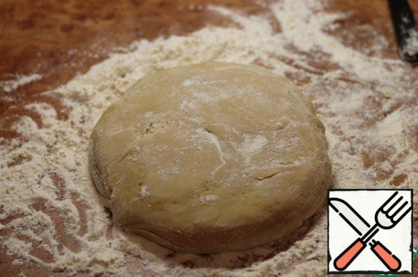 Gradually add the flour, knead the soft dough.
