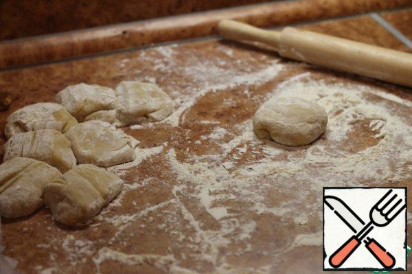 Roll out a plump sausage from the dough and cut into pieces, I got eight pieces.
