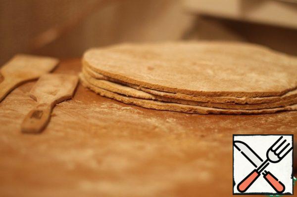 Immediately cut the cake out of the mold onto a plate, put the sliced pieces in a bowl, they will still be useful.
