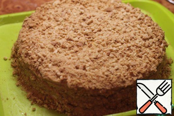 On the last cake and the sides of the cake, apply a thick layer of cream, then sprinkle with crumbs. The sides need to be formed carefully - so that they turn out beautiful and smooth.
