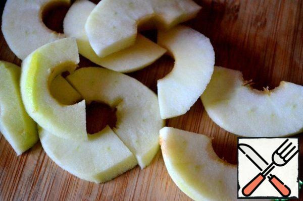 Cooking apples in caramel.
Peel a large apple, remove the core and cut it into washers, divide them in half.