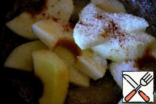 In a pan dissolve the butter, promoseven on medium heat the apples, place 1 tbsp sugar, and cinnamon, stirring gently, wait for the transformation of Apple juice, butter and sugar in caramel.
It tightly envelops each Apple slice.