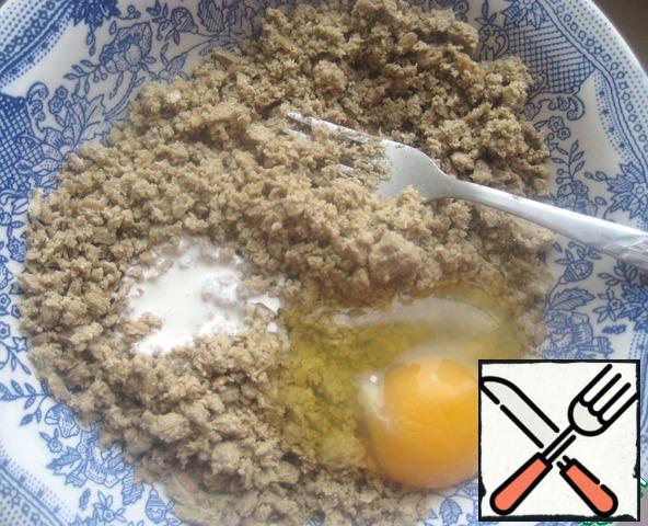 While suitable dough, prepare the filling for rolls.
Mash the halva with a fork, add the egg and cream. Mix well until smooth.