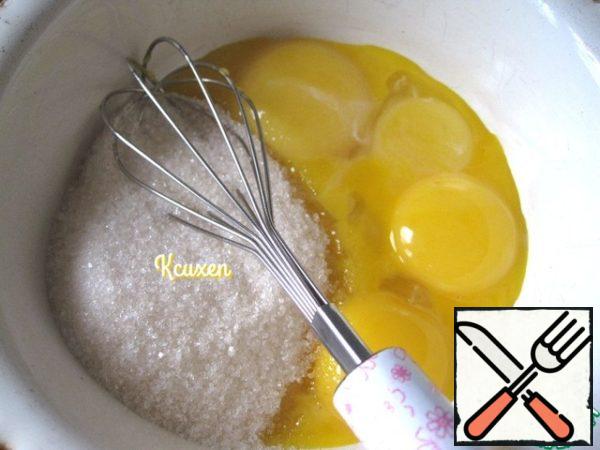 In a separate bowl, mix the yolks with the sugar. Dishes with yolk mixture put on a water bath and constantly whipping the mixture with a whisk, bring to complete dissolution of sugar. The mixture will be light, the consistency is similar to a sparse cream.