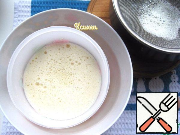 The resulting cream is filtered through a sieve and quickly cooled, putting the dishes with the cream in ice or ice water. Next, remove the cream for 20-30 minutes in the freezer for complete cooling.