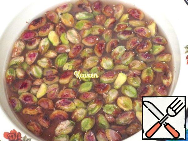 Peel the pistachios (and salt) from the shell and pour boiling water for a few minutes. Then drain the water and peel the pistachios.
