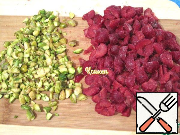 Dry the prepared pistachios and lightly fry in a dry frying pan (or in the oven), then chop the nuts with a knife. Chop the frozen cherries coarsely with a knife. Grate the chocolate on a grater (I used chocolate chips).
